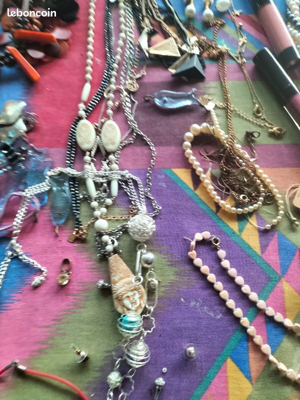 lot de bijoux fantaisie anciens neufs et vintage mystery