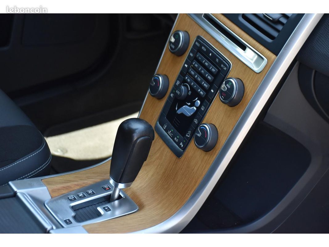 VOLVO XC60 D5 FAP AWD - 205 - BVA Geartronic Momentum (image 10)