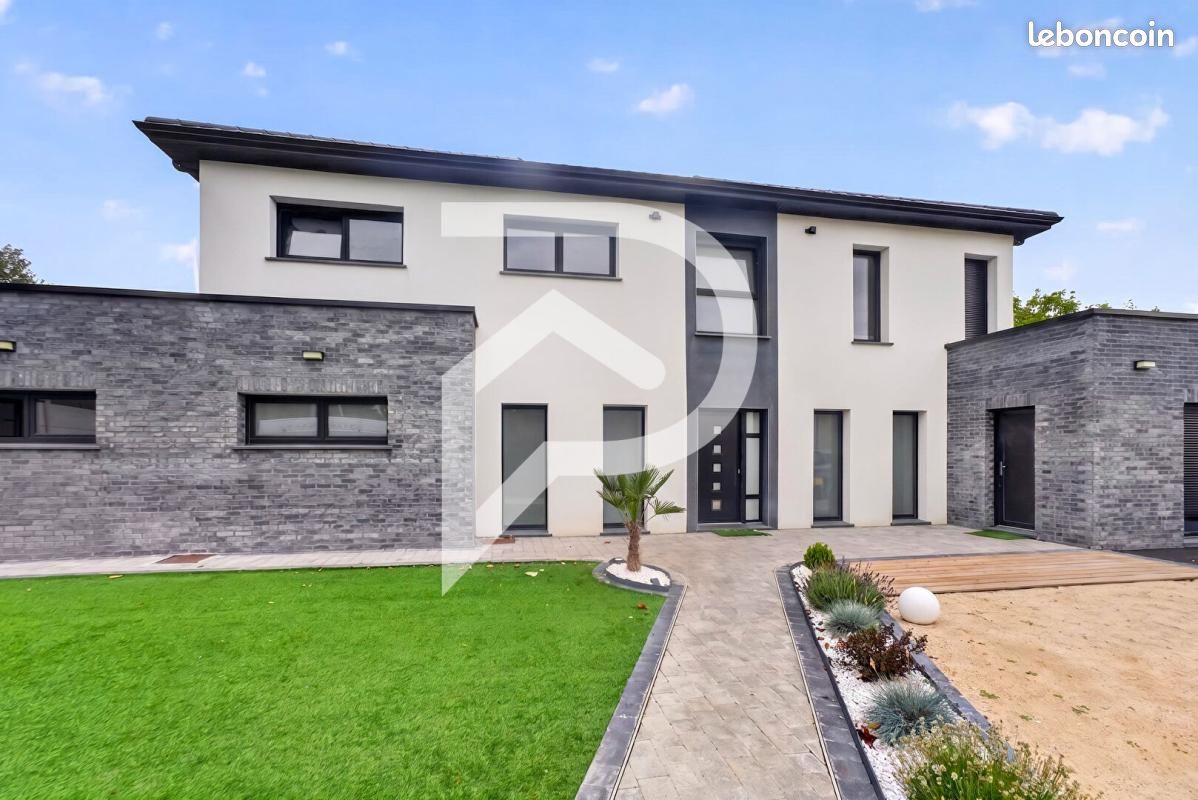 Maison 7 pièces 295 m² · à Lens · 295 m² · 649 990 €