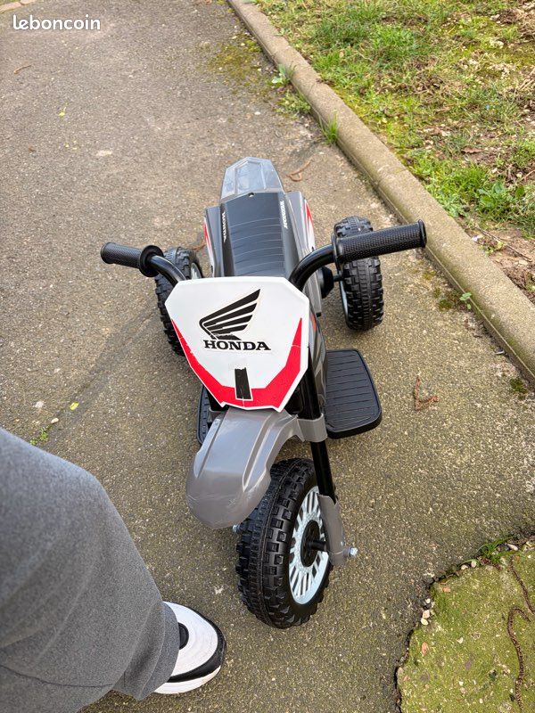 Moto Électrique Honda Enfant Dès 18 Mois – Véhicule 30W Gris, Vitesse 3 Km/h, Batterie 6V, Klaxon, Phares LED – Idéal Premier Engin Tout-Terrain