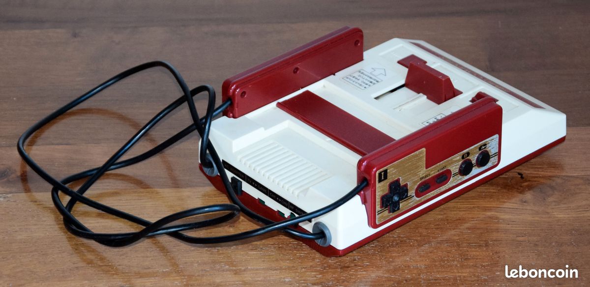 Nintendo Famicom (Family Computer) - Rouge - NTSC-J - Avec Câbles, Alim Et Jeu