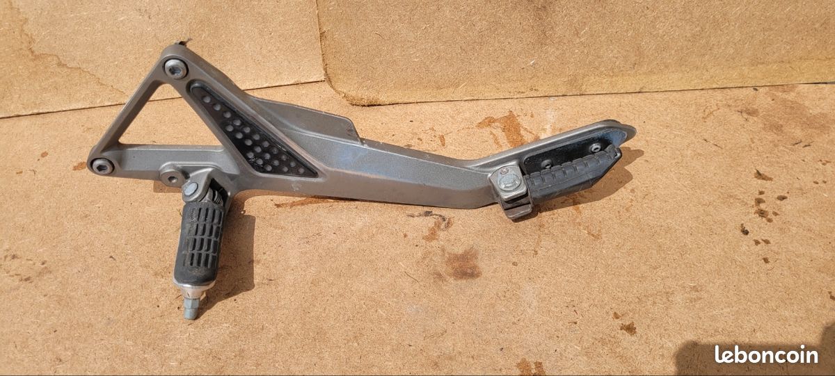 Support de cale pieds gauche Honda hornet 600 de 2003 (image 1)