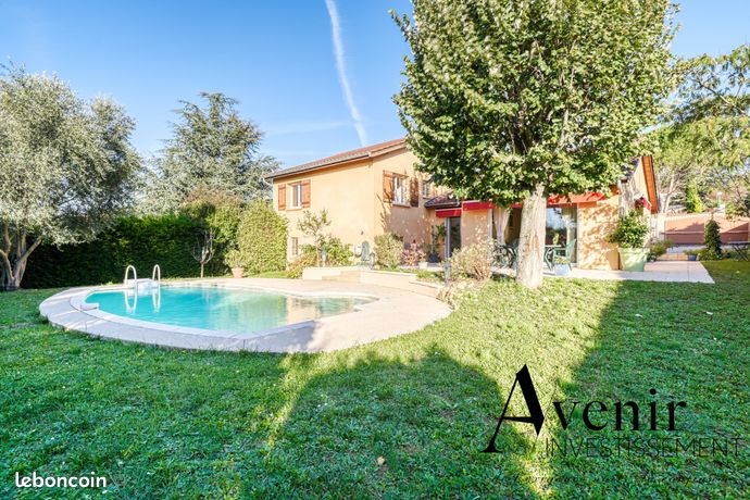 Propriété 5 pièces 176 m²