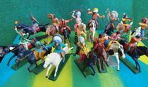 STARLUX PLASTIQUE 1/32 - 2 anciens INDIEN à Cheval Epoque Far-West EUR