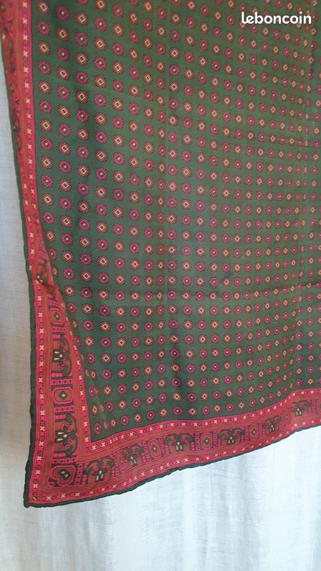 Grand Foulard Soyeux 95x92 Cm Motif Floral - Roulotté Main, Très Bon état, Occasion Vintage