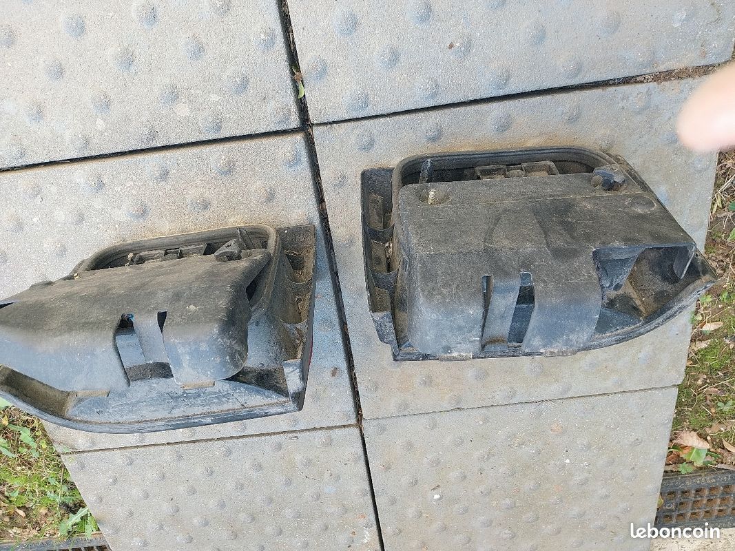 Vend phares arrières Renault 19 phases 2 en très bon état envoie possible prix 60euros (image 2)