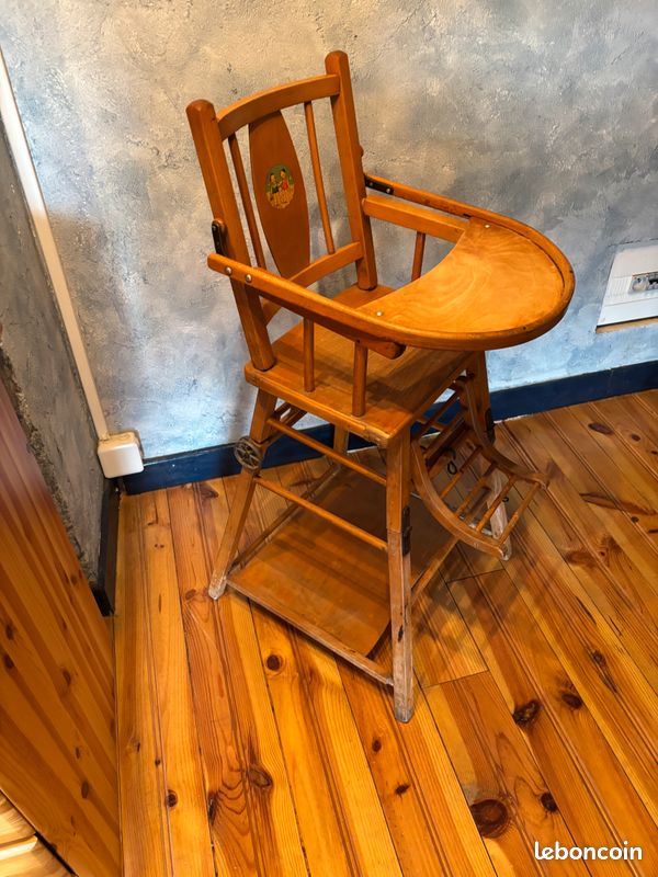 Chaise haute bébé en bois (image 1)