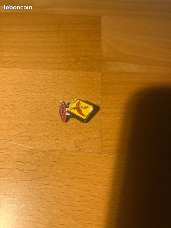 Pin’s tabac presse (image 1)