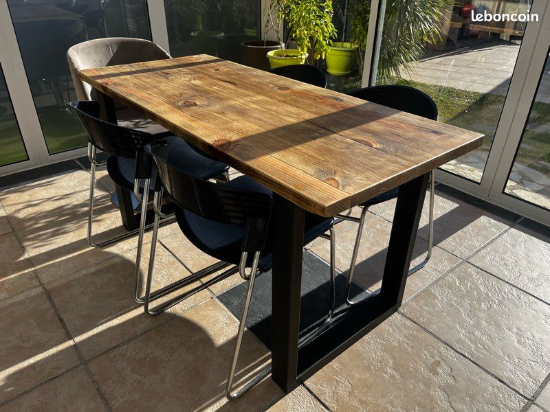 Table en bois de récupération faite main avec pieds en acier