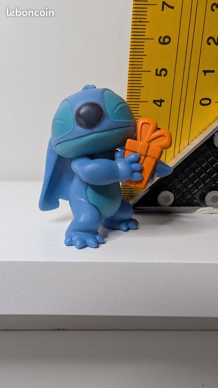 [Disney] Petite figurine stitch avec cadeau (image 1)