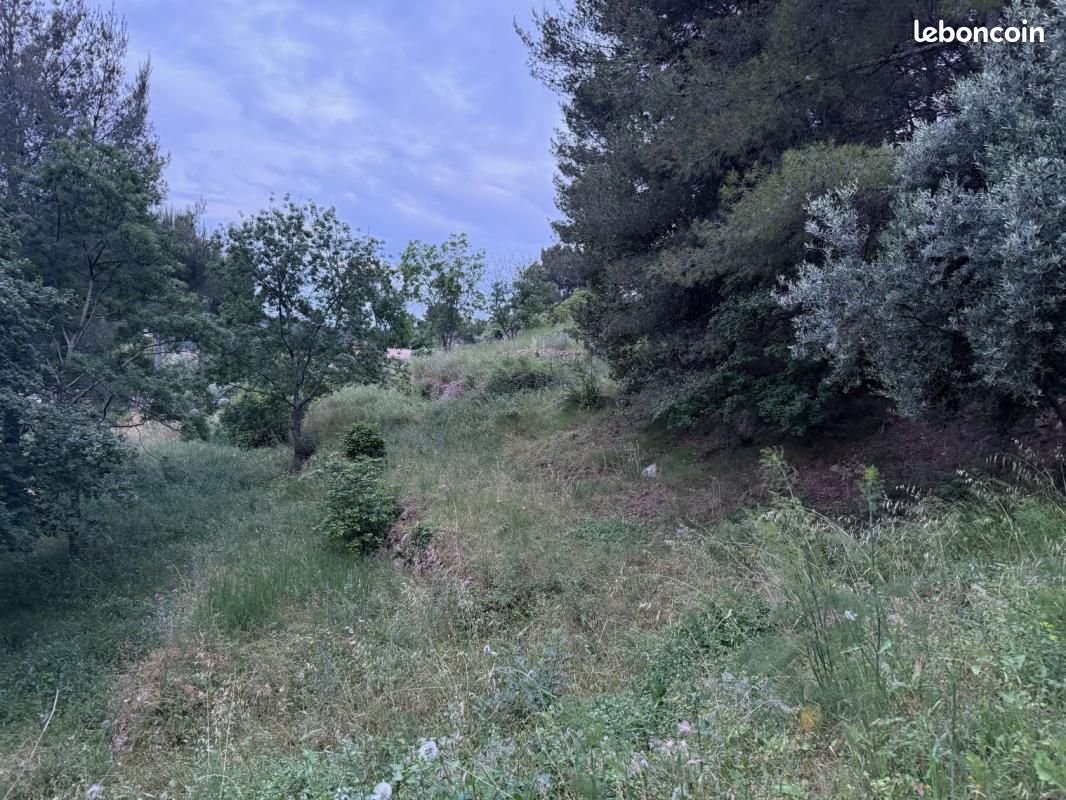 Terrain 2 087 m² Roquevaire · 240 000 €