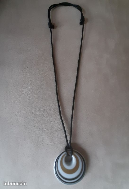 Pendentif En Porcelaine Guy Degrenne Sur Cordon Noir