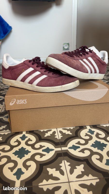 Basket Adidas Gazelle bordeaux/blanc — Taille 39,5 (EU) (image 1)