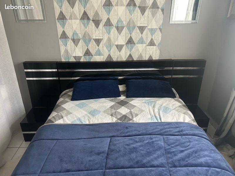 Chambre avec Lit, 2 table de chevets et une commode en noir laqué (image 3)