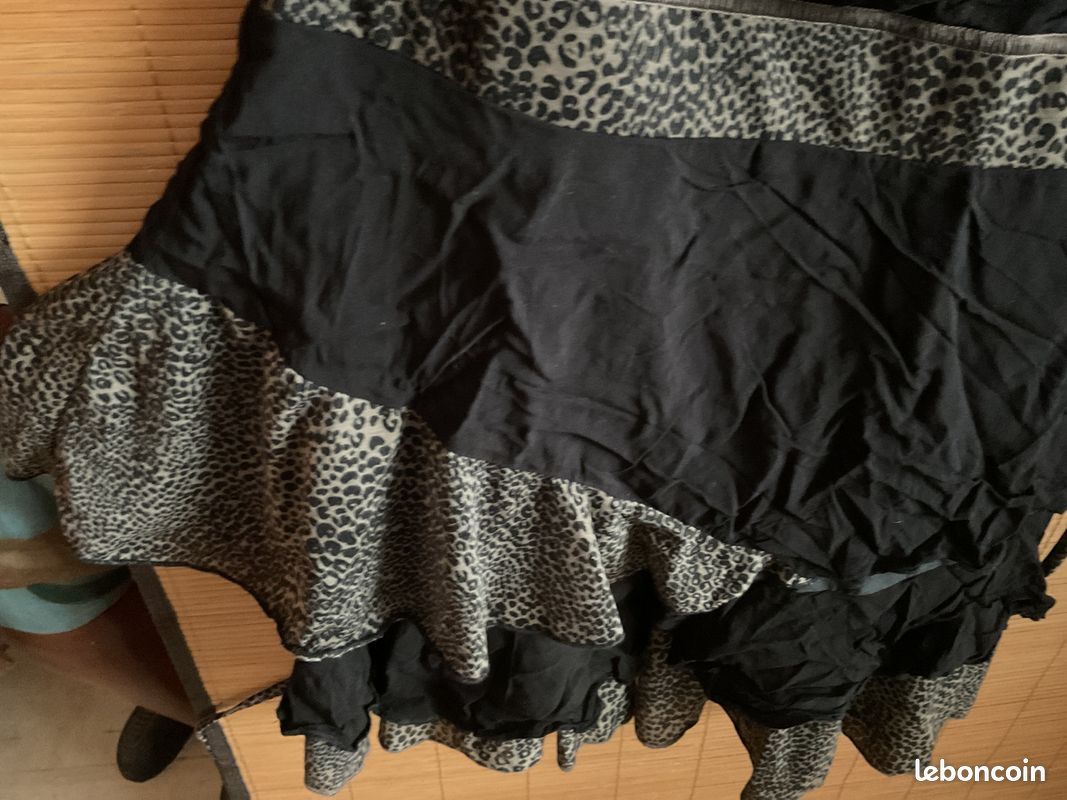 Robe noire et impression léopard à volants (image 3)