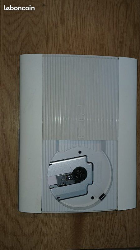 Console ps3 + 2 manettes+ boite de la ps3+ 1 jeu fifa (image 3)