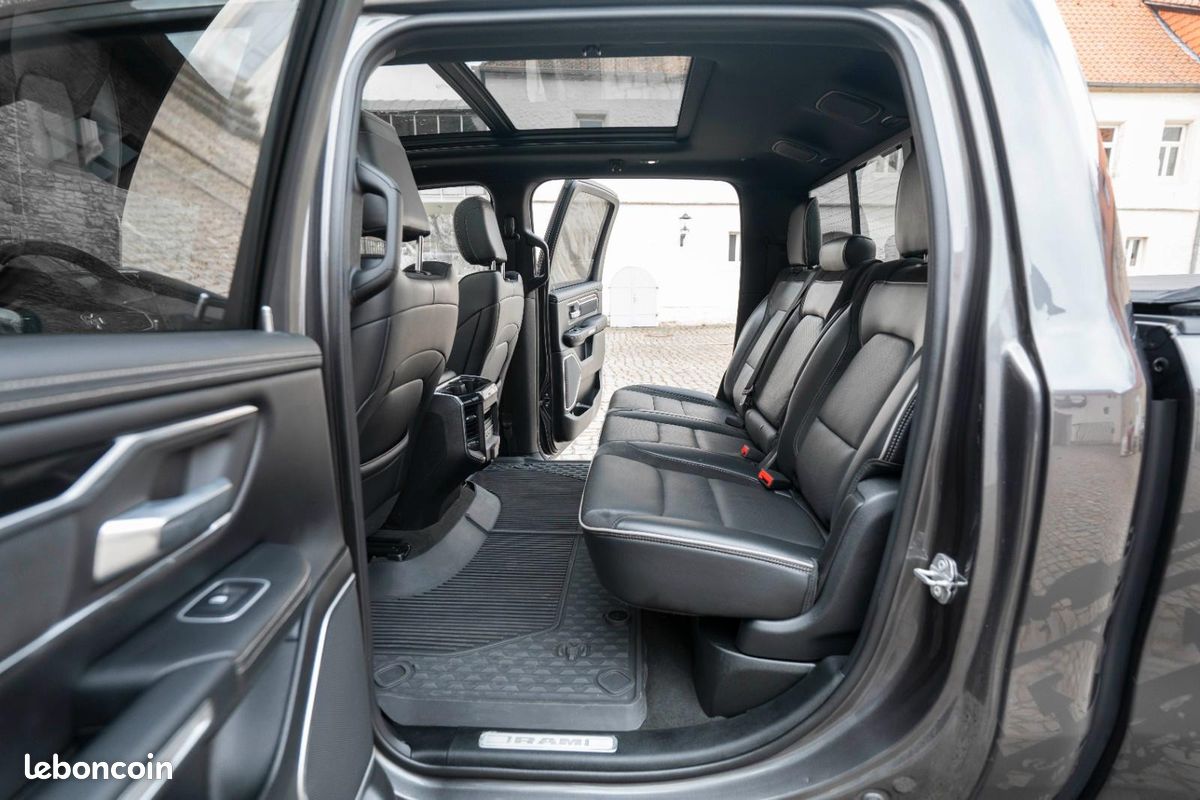 Dodge RAM 1500 Laramie 5.7 V8 HEMI eTorque 401 ch 4x4 – Toit pano – 360° – GPL (image 10)