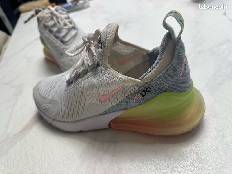 Nike Air Max 270 React (blanc/gris avec détails rose et semelle