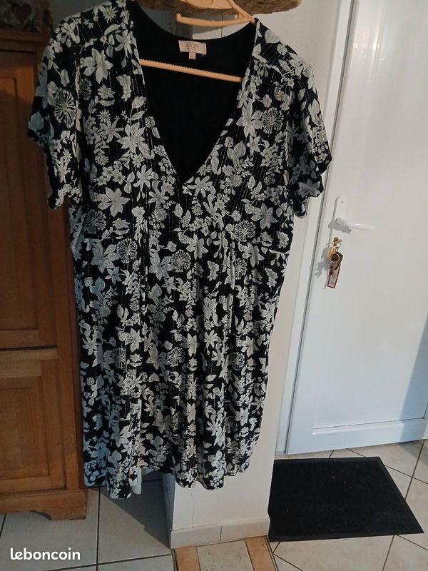 Vends jolie robe de la marque GOA fleurie sur fond noir avec des