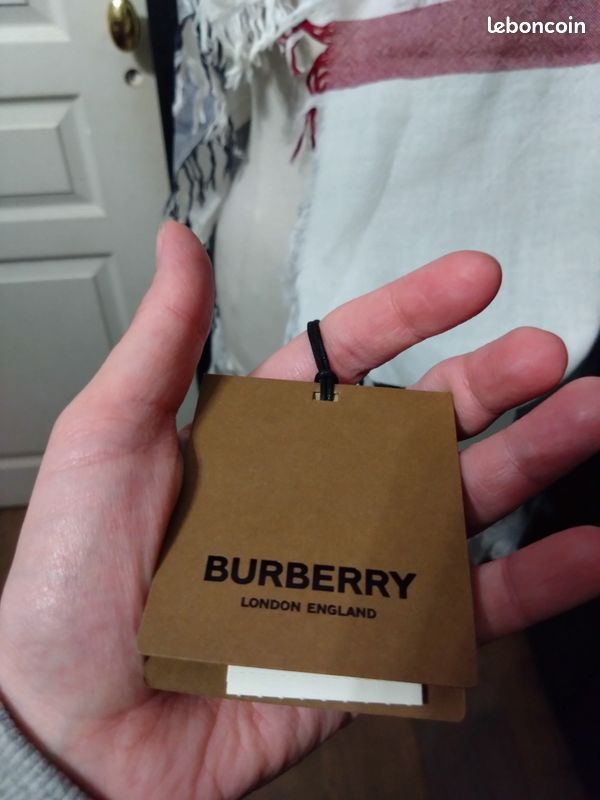 Écharpe Burberry à carreaux – laine – noir, gris, blanc & bordeaux – 110 x 110 cm (image 2)