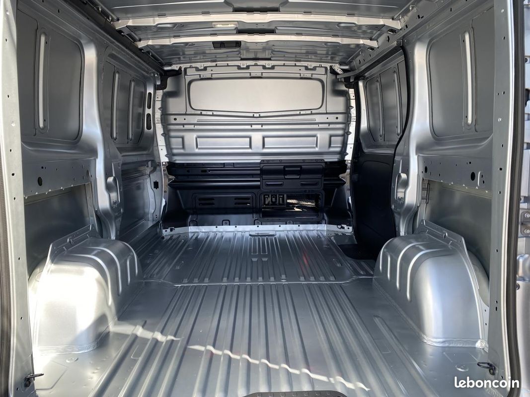 Renault trucks trafic fourgon l1h1 3t blue dci 150 bva9 gsr2 exclusive avec attelage (image 7)