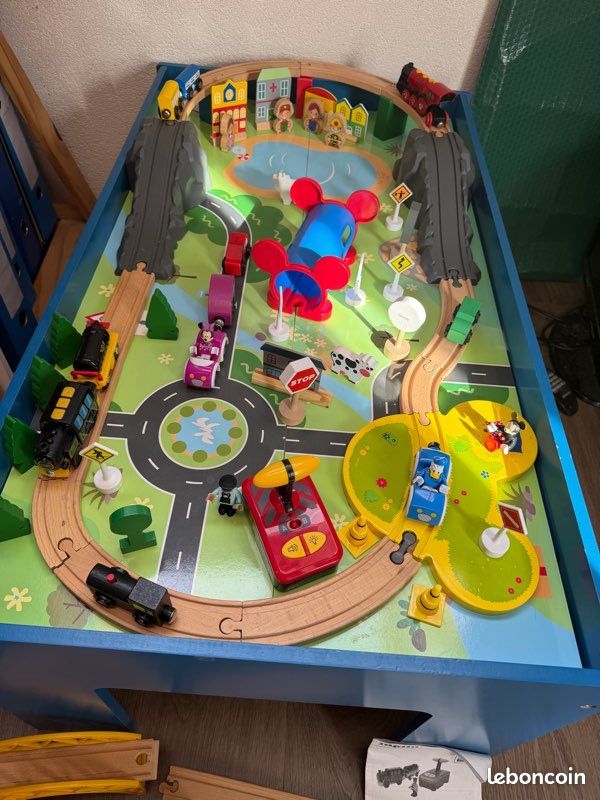Table et train en bois (image 1)