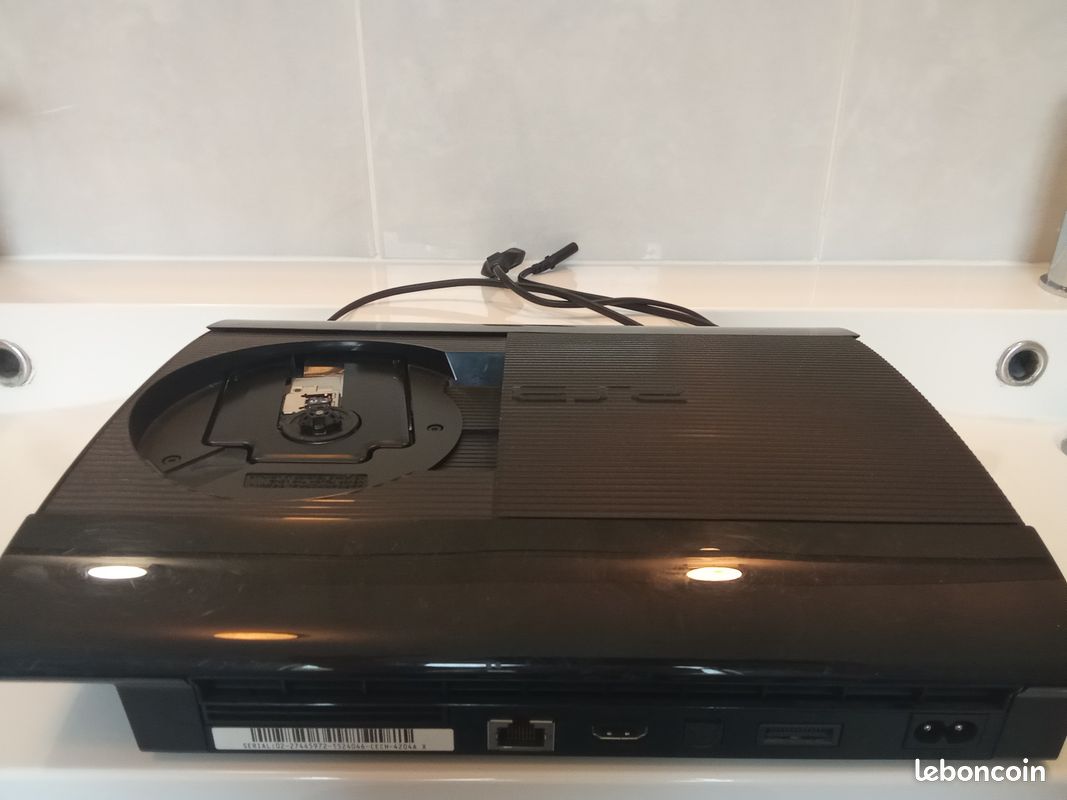 PS3 ultra slim 12GB (image 2)