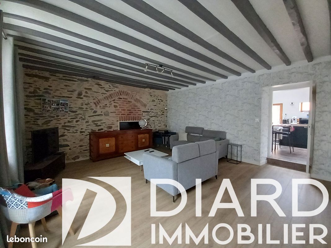 Maison 5 pièces 149 m² · à Étrelles · 149 m² · 880 €
