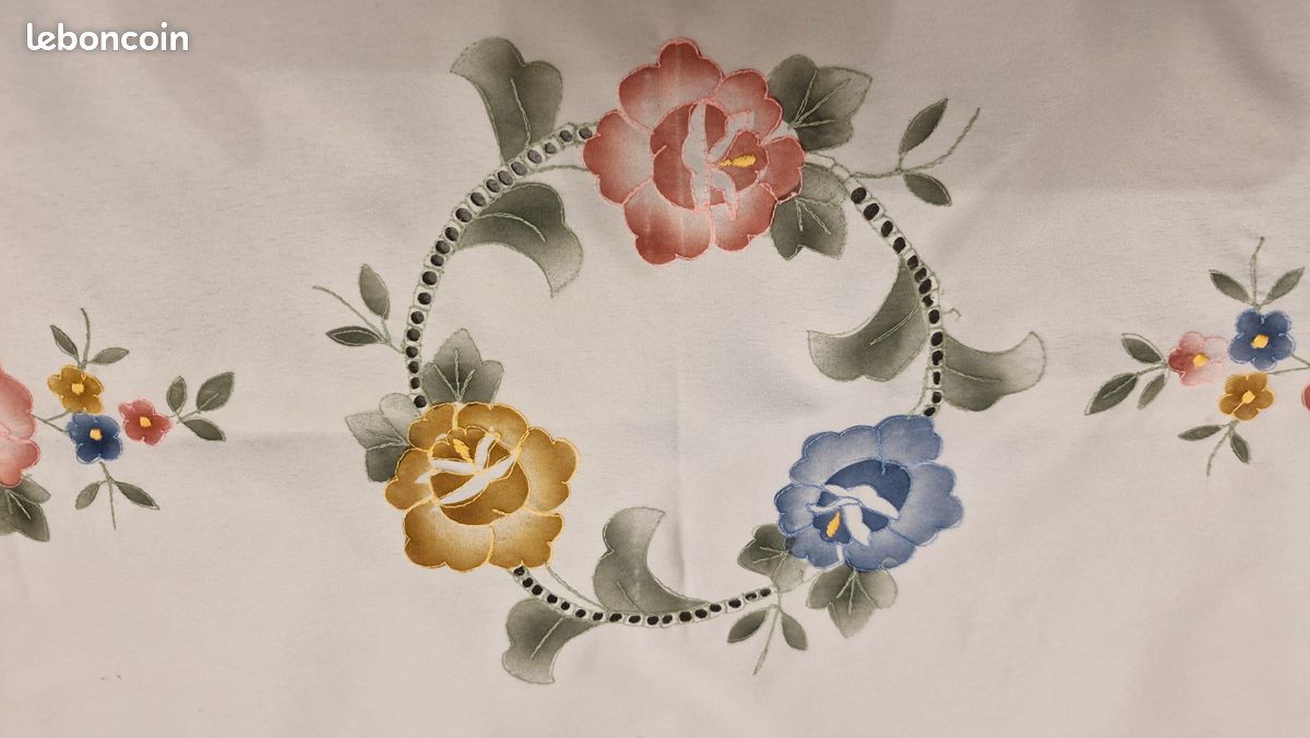 Grand napperon carre brode, 3 roses dans cercle (image 5)