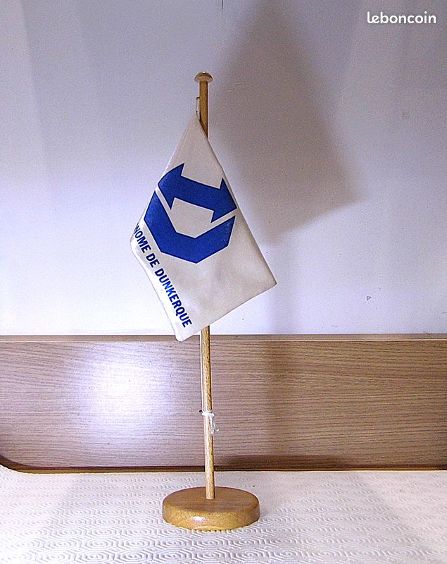 Lot De 13 Drapeaux Fanions En Coffret Bois - Drapeaux De Bateaux Ou Publicitaires, Occasion