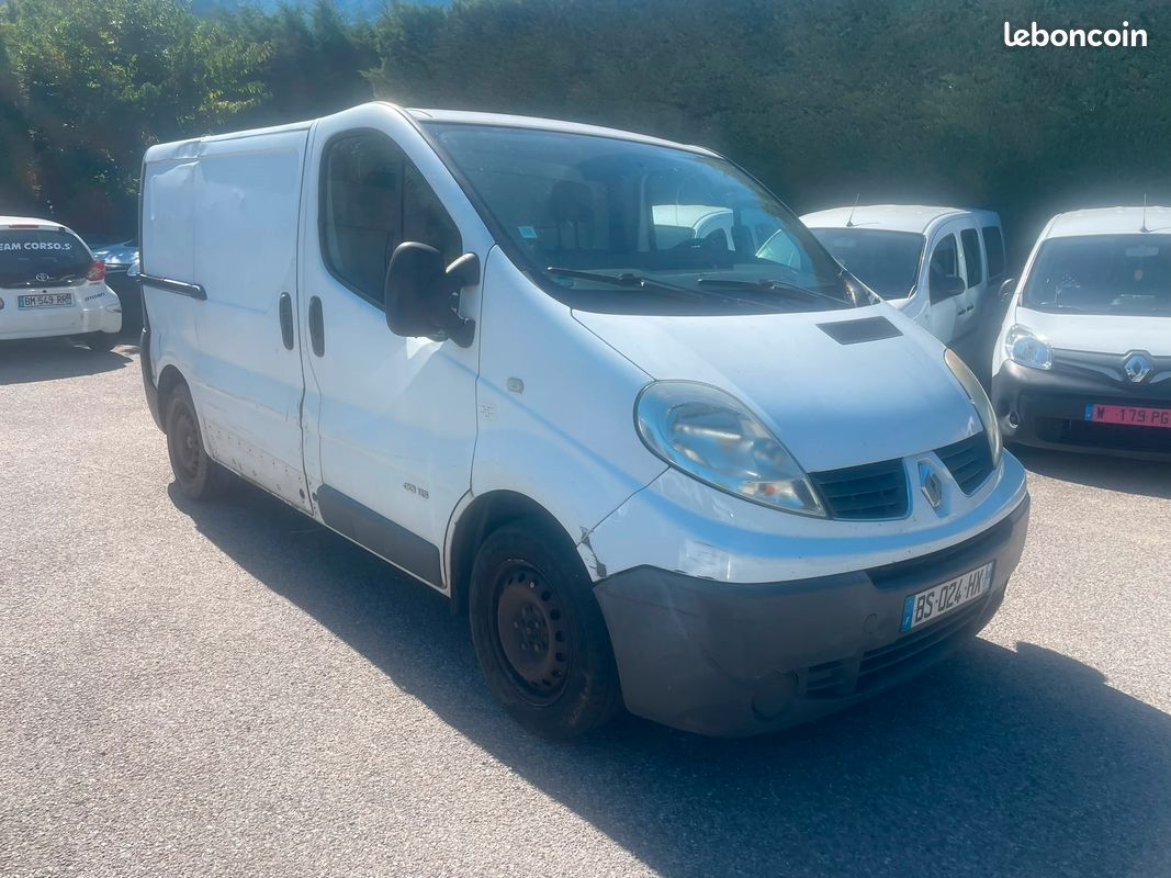 DESTOCKAGE AVANT CONGES ANNUELS A SAISIR. Roule très bien RENAULT Trafic II GRAND CONFORT Phase 2 Fourgon L1H1 1200kg 2.0 dCi 115 cv (image 2)