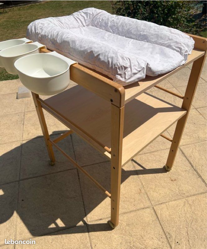 Table à langer sur roulettes (image 2)
