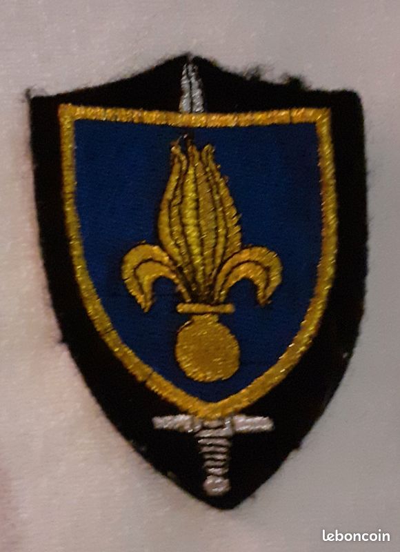 Ecusson militaire de l'ecole d'application de l'infanterie (image 1)