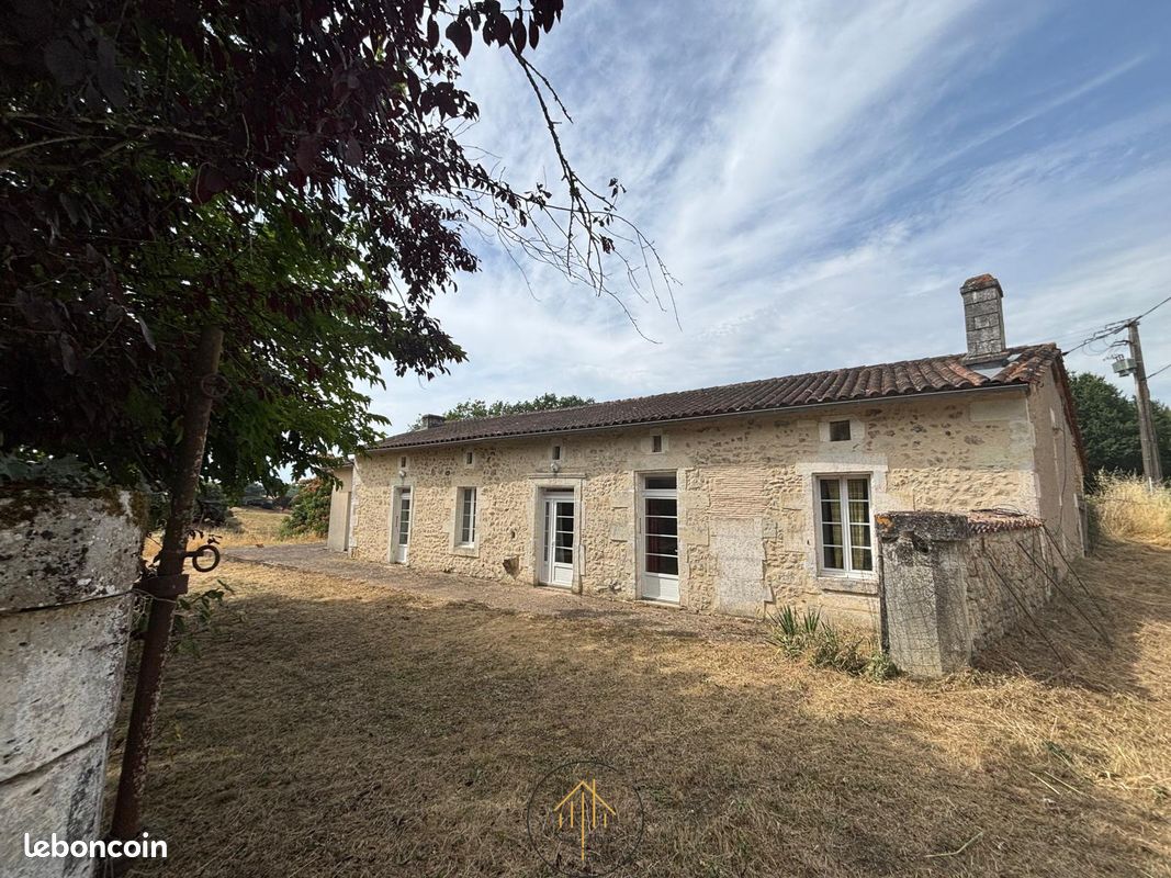 Maison 5 pièces 176 m² · à Brossac · 176 m² · 155 000 €