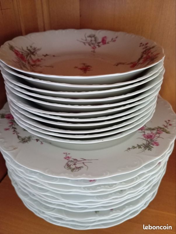 Service à vaisselle en porcelaine de Limoges motif floral (image 3)