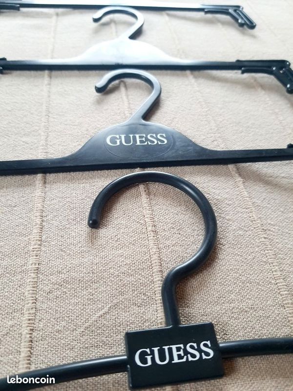 Lot de 4 petits cintres Guess (image 3)