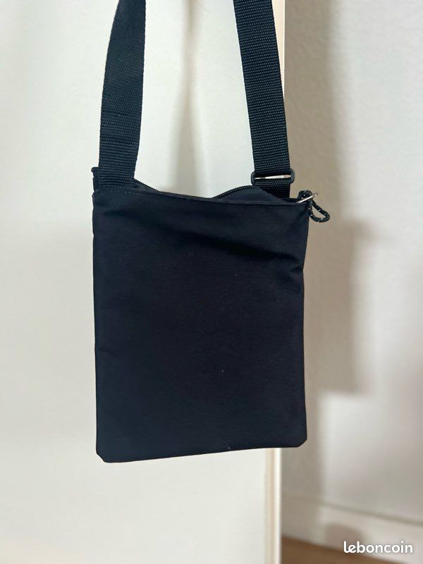 Sac Bandoulière Eastpak RUSHER - 1.5L Noir Denim - Parfait Pour Le Quotidien