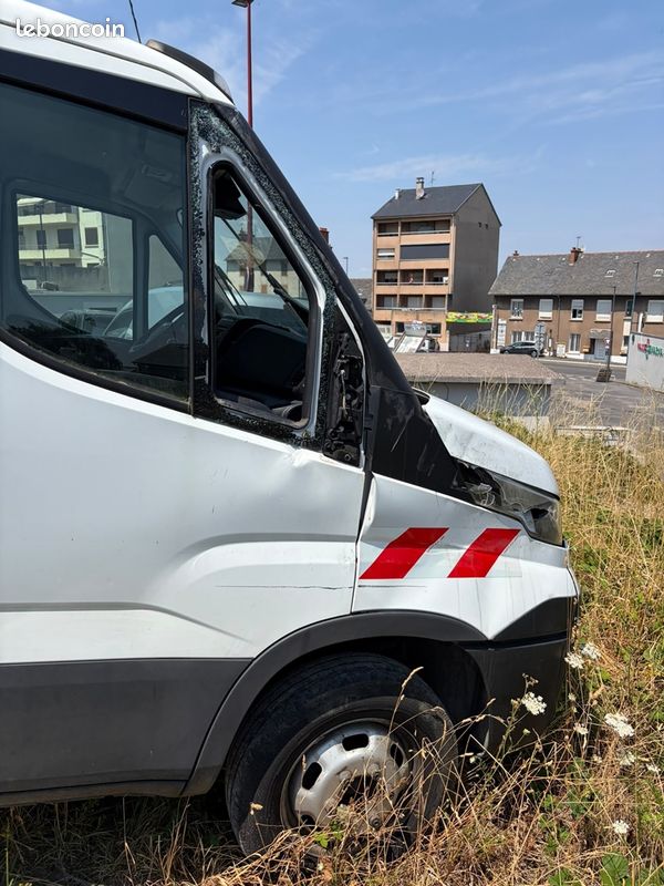 Iveco DAILY 35C FG 35C14S UNIQUEMENT A PRO DE LAUTO MOTEUR CASSE (image 5)