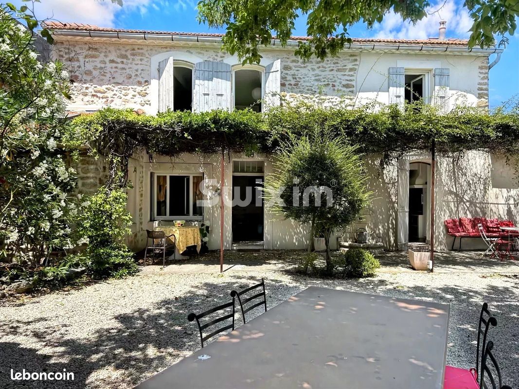 Maison 8 pièces 270 m² · à Sainte-Cécile-les-Vignes · 270 m² · 699 000 €