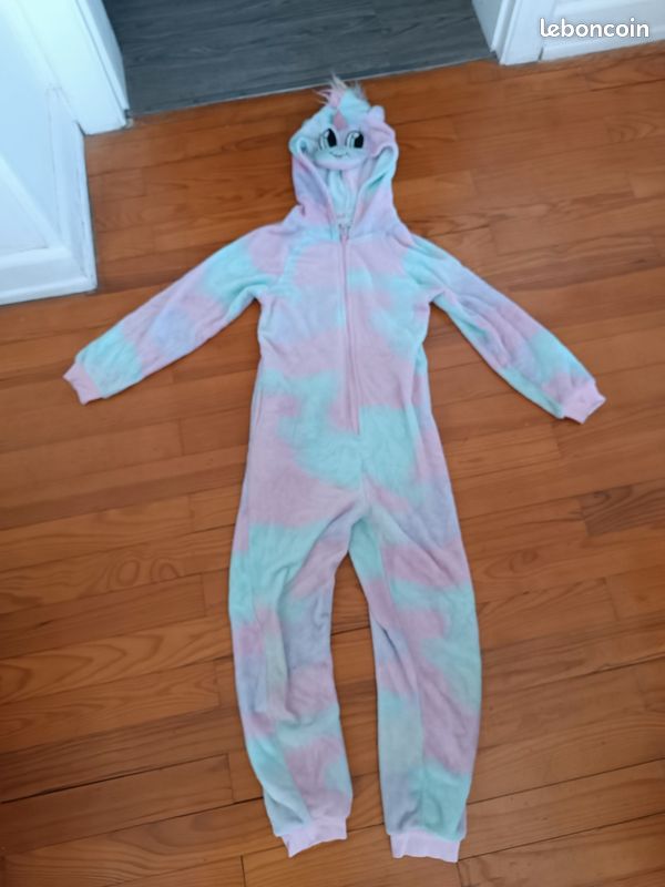 Combien sur pyjama licorne multicolore la halle 9/10 ans Vêtements
