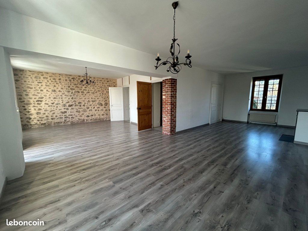Appartement 4 pièces 147 m² · à Noirétable · 147 m² · 900 €/mois