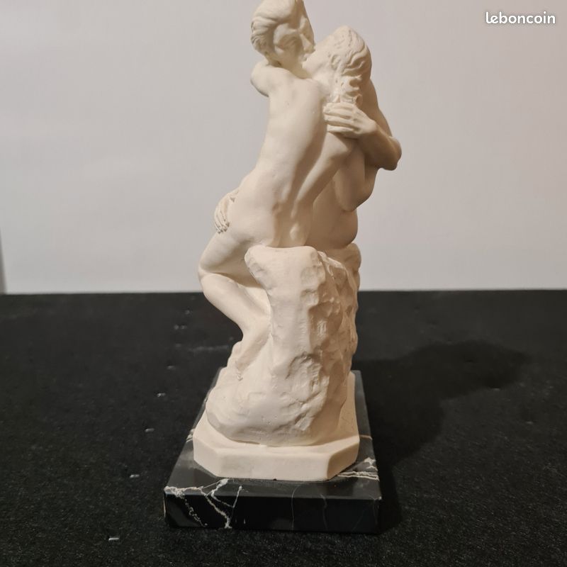 Sculpture Le Baiser reproduction en bronze patiné - Rodin - Recyclerie Chiner Solidaire