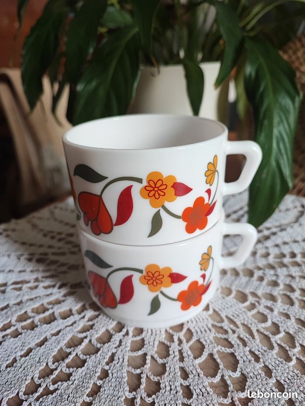 Tasse et sa sous tasse en porcelaine fine - Ass