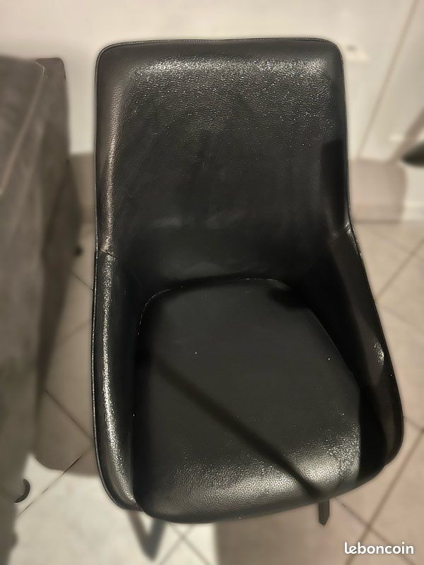 Chaise en similicuir (image 2)