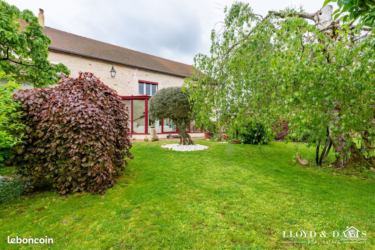 Maison 8 pièces 272 m² · à Pouilly-sur-Vingeanne · 272 m² · 445 000 €