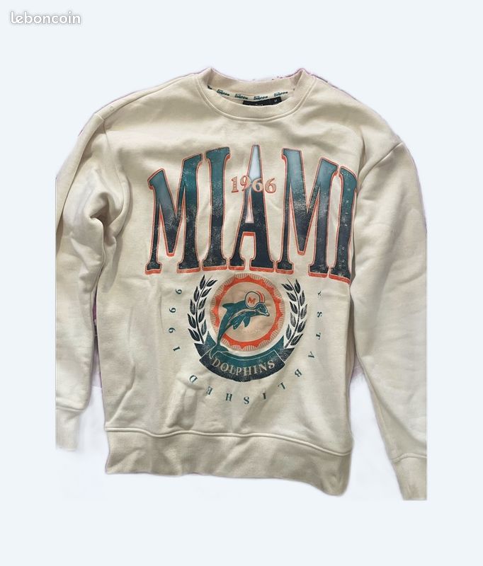 Pull sans capuche de couleur belge sans énormément de motifs