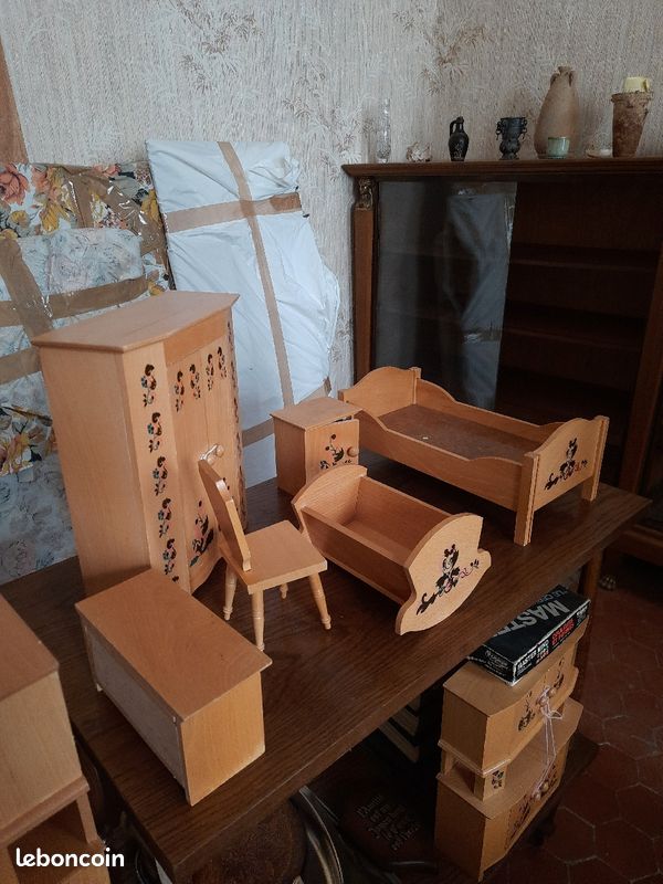 Tres beaux meubles en bois pour poupées styles barbies 1 lot de 13 pièces (image 1)