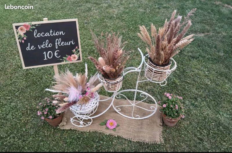 Vélo décoratif bohème chic avec fleurs artificielles (image 3)