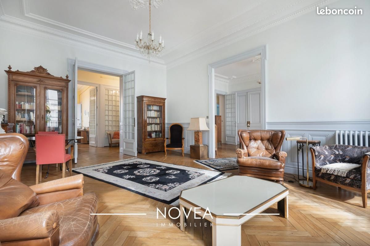 Appartement 5 pièces 215 m² · à Saint-Étienne · 215 m² · 300 000 €