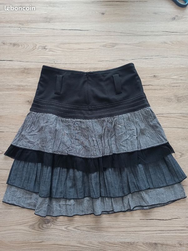 Jupe noire avec fleurs neuve taille S marque Version Féminin